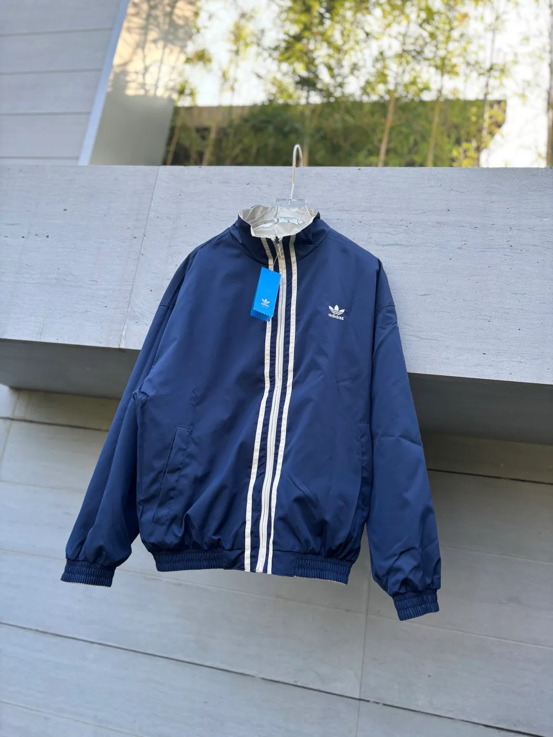 Reversible thin jacket📝𝟭𝟬𝟲𝟴𝟳# Exclusive real shot/difference between various stolen pictures and online picture versions on the market [Top version·Adidas Adidas Clover Men's and Women's Same Stylel H REV JKT Jacket Official website synchronization] ✅Full set of 1:1 customized accessories ➕Customized three-label ➕𝗬𝘂𝗮𝗻 version hang tag ➕𝗹𝗼𝗴𝗼 packaging bag🔥 ➕Scan the tag to enter the official website. ✅The top version, ins Xiaohongshu has many bloggers wearing it. ✅Adi’s absolute Hot Sale star Same Style details are online, feel free to compare! Classic embroidery on the chest, fixed color and classic three-bar stripes, Classic will never go out of style! Versatile is not picky, the original model is perfect for the upper body, so buy it with your eyes closed! "Self-view of quality control with real photos of store owner's details" What you see is what you get # Full text real photos 📷 Never save a penny of cost! ! ! ⭕The high version of the best products🐮is different from the junk products in the market🗯️The same picture but different prices means different versions. ❌Don’t be fooled by the same copywriters and pirated pictures from outside that mix and distribute high-luxury pictures at low prices. After comparing the quality, you will know where the gap is. Don’t lie. I don’t guarantee that my products are the cheapest, but I definitely guarantee that they are worth every penny of your hard-earned money! ‼ ️We don’t slash prices or lower prices, we supply products with heart and only make high-end versions!!! Breasts Jimei must see the details of my home clearly, the pictures of my home are all taken by the owner himself❤️ Color: White Size: S-XXL